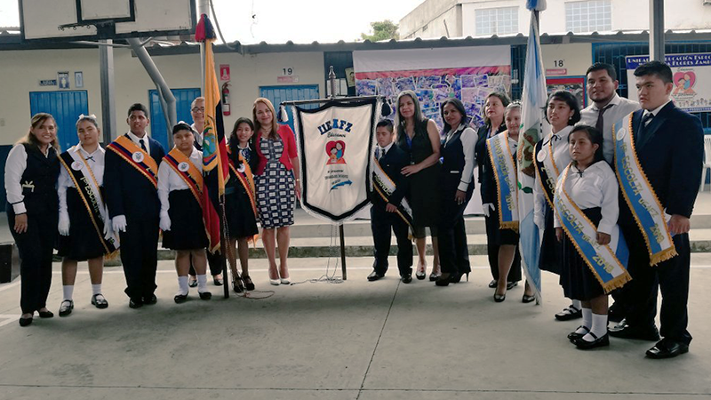 Unidad Educativa Angélica Flores Zambrano rinde homenaje por Día de la  Bandera – Ministerio de Educación