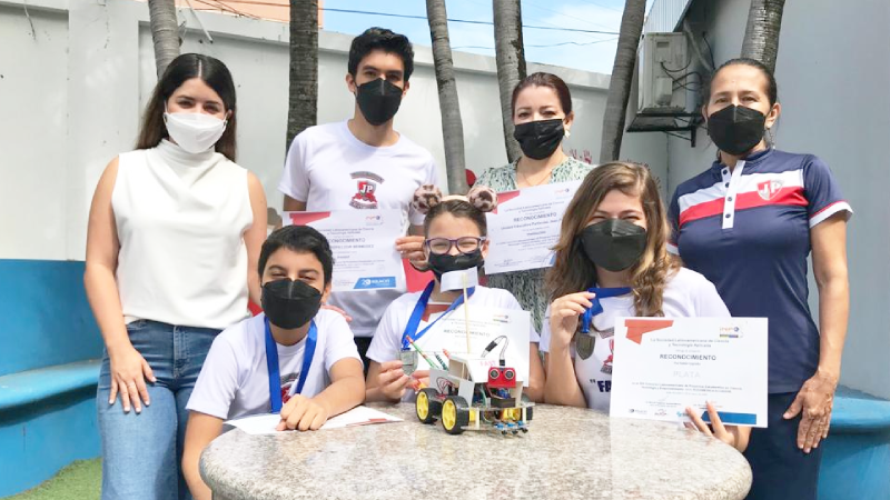 Unidad Educativa Jean Piaget gana medalla de plata en Concurso de