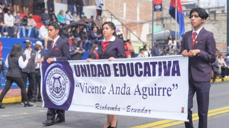 Desfile Estudiantil en homenaje a los 200 años de Independencia de Riobamba  – Ministerio de Educación